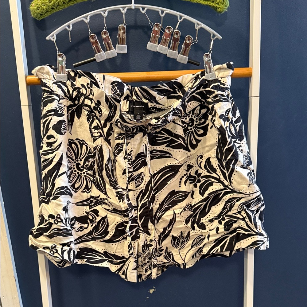Who What Wear Black and White Floral Women's Shorts